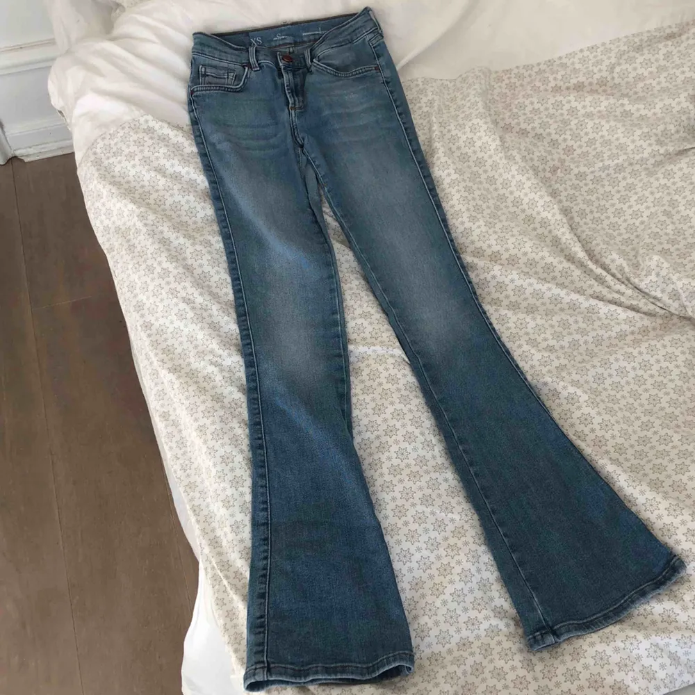 De perfekta Bootcut-jeansen från BikBok. Storlek XS men passar både XS-S pga stretchen. RIKTIGT snygga verkligen! . Jeans & Byxor.