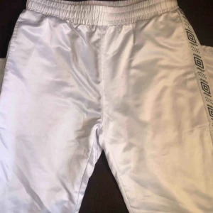  - As feta byxor från junkyard. Köptes för 400kr men är bara använda en gång. De passar alla pga snörningen och längden går att vika upp om de skulle vara för långa 🥰🌺