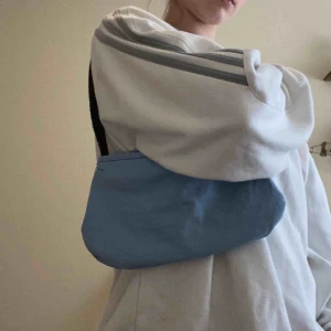  - Superfin liten baguettebag i ljusblå färg! 100kr med frakt och kan prutas.