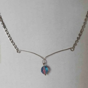  - Gulligt halsband med en pärla! 💕 OBS! Vi kan ej garantera vilket material smycket är gjort i. Frakt ingår inte i priset. Om du vill köpa till en papperslåda vi har tillverkat själva tillkommer en extra kostnad på 15kr ✨