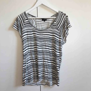  - Fin randig topp från Lindex. Frakt 29 kr🌿