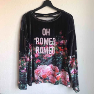  - Mjuk tröja i velour. Har kaffefläckar på insidan som inte gått bort men inget som syns utåt.