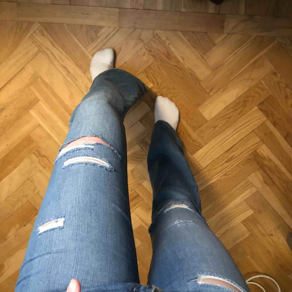 Ett par bootcut jeans med hål i, stl 38 men passar mig som vanligtvis har 36💕. Jeans & Byxor.