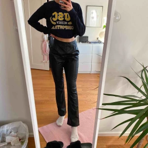  - Skitsnygga skinnbyxor Strl S 