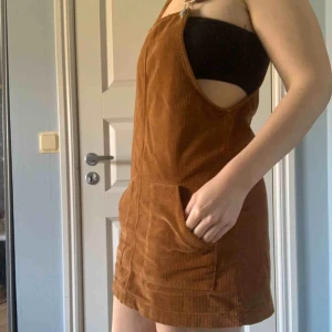  - Hängsleklänning i mjuk manchester. Säljer pga kommer ej till användning. Använd 2 gånger, frakt tillkommer eller kan mötas i Göteborg! ☺️