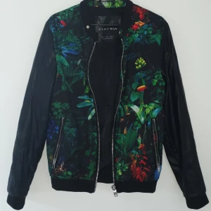 Jacka från Zara Man. - Sparsamt använd. Ska den skickas tillkommer spårbar frakt 63kr.