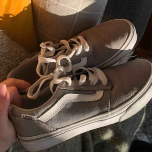  - Gråa skor från Vans i storlek 35, endast använda fåtal gånger. Superfint skick  Betalning sker via swish💓 Skicka ett meddelande om du har några frågor, för prisdiskutering eller om du vill ha fler bilder🤩🤩 