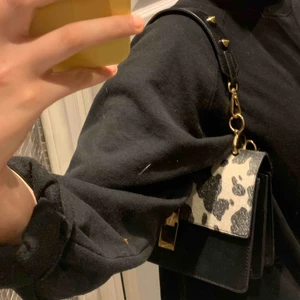  - svart & vit väska med ko liknande mönster  säljs pga att jag har väldigt många väskor och helt enkelt inte får någon användning utav den