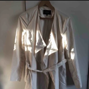  - Trench coat oanvänd  Storlek M  