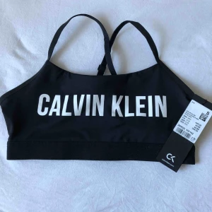  - Säljer min sporttopp från Calvin Klein, aldrig använd:)