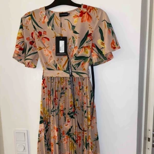  - Fin OANVÄND klänning från Pretty Little Thing!