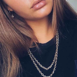  - Guldig kedja! Väldigt lång så kan vikas dubbel eller kanske användas som skärp? 🤪