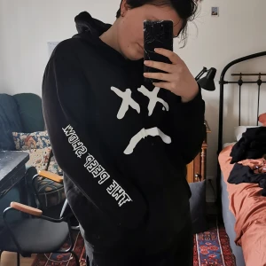 lil peep hoodie - står "the peep show" på båda armarna, ficka fram samt tryck fram & bak. liten i storlek så snarare S/M  👀frakt ingår