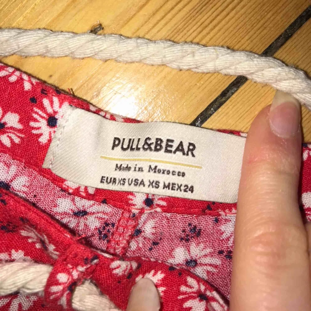 Blommiga shorts köpa i Portugal från Pull & Bear. Skärpet kan tas av ✨. Shorts.