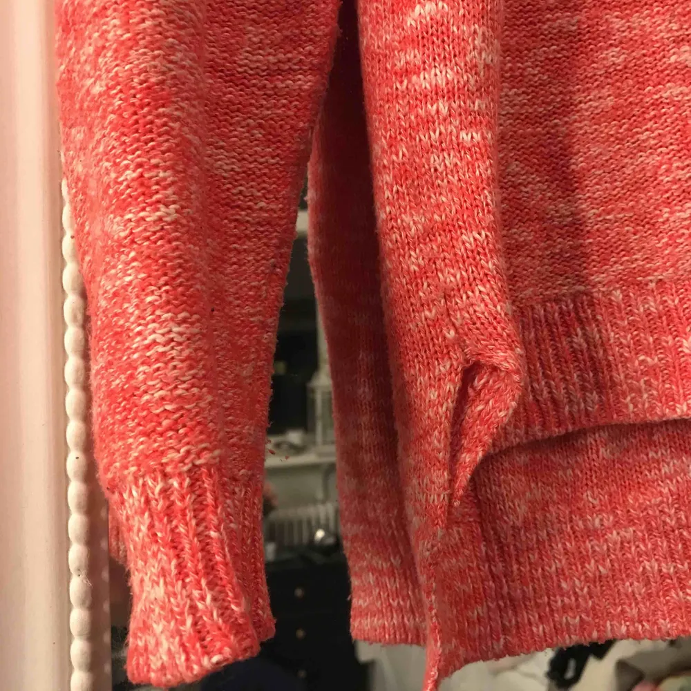 Superfin corallrosa stickad tröja från Size & needle. Stickat.