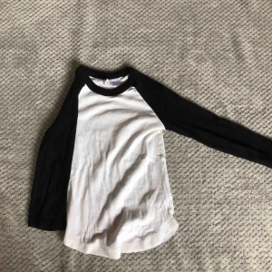  - Basic tröja från hm, jätte skön men för liten för mig. 