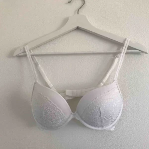  - Fin vit BH i strl 75 B från h&m tror ja. Nästan aldrig använd så i mycket fint skick. Köpare står för eventuell frakt💗⚡️