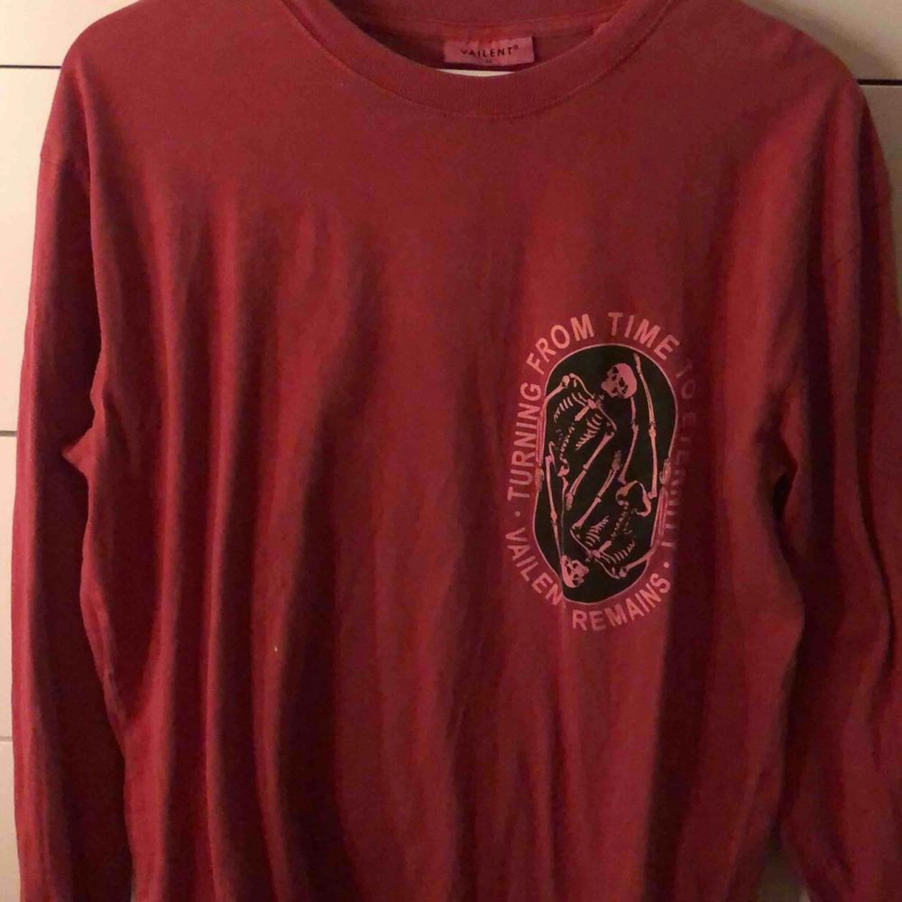 En svincool mörkare röd långärmad tröja med tryck. Använd några gånger men inga slitage. Perfekt till varmare tider. . Tröjor & Koftor.