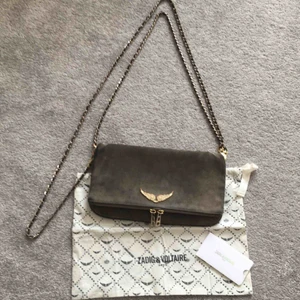 Zadig väska - Superfin väska från Zadig! Inköpt i butiken i Stockholm. Välanvänd men fint skick! Kvitto och dustbag finns. Köparen betalar frakt.