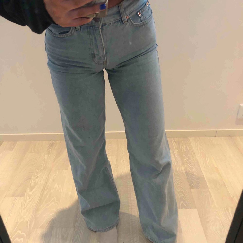 Super snygga jeans från junkyard! Väldigt bra skick, använda endast en gång.  Säljer pga att de är försmå för mig:(   Storlek 25. Jeans & Byxor.