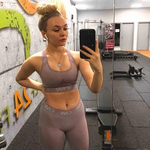  - Set från icaniwill i s på båda delarna. Bra men användt skick. Börjat bli hår vid resorbandet på tightsen men är lätt att sy ihop. Kan skicka bild på det i chatt om man önskar! 