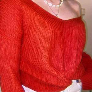 Fin röd stickad tröja med öppen rygg, använd 1 gång, mycket bra kvalité 💗 Passar även till storlek S