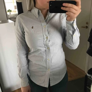  - En Ralph Lauren skjorta i fint skick. Skjortan är custom fit. En knapp som är lite lösare än dem andra men inget som kommer märkas. Bara använd en gång.   Bud från 250kr