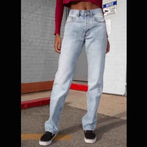  - Jätteschyssta Brandy Melville jeans i storlek M. Jeansen har inga fläckar/ hål och passar mig som har 28/32 bra men som man ser på första bilden är d snygga som oversized också! Alltså passar jeansen många:) frakt tillkommer 