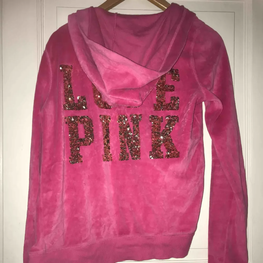 Såååp fin love pink hoodie med paljetter på ryggen. den är i sjukt bra skick och så fin bara💕😍. Hoodies.