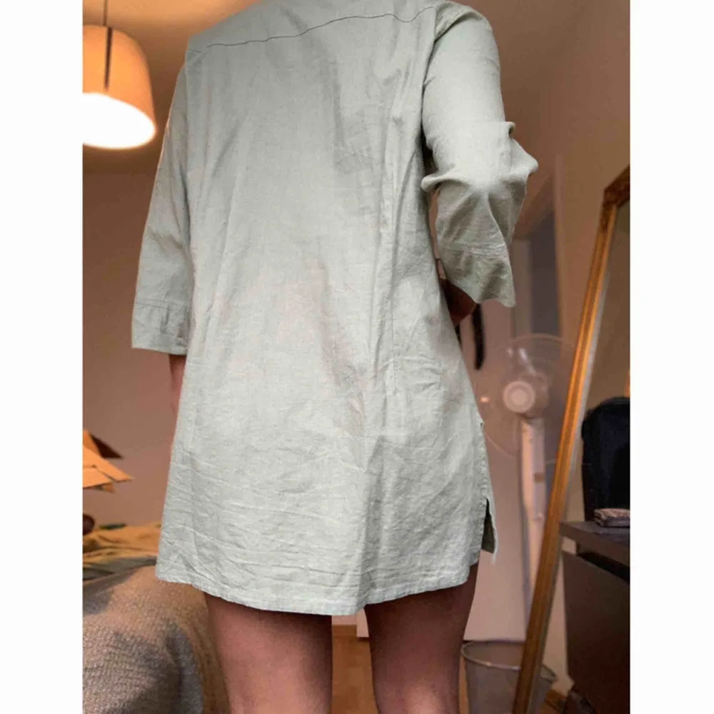 Snygg oversize linneskjorta 🌟 Snygg till ett par byxor eller som den är på sommaren 🌿👌🏽 står strl XL jag själv är S-M. Skjortor.