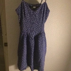  - Underbart söt klänning i storlek 36! 2 fickor på sidorna