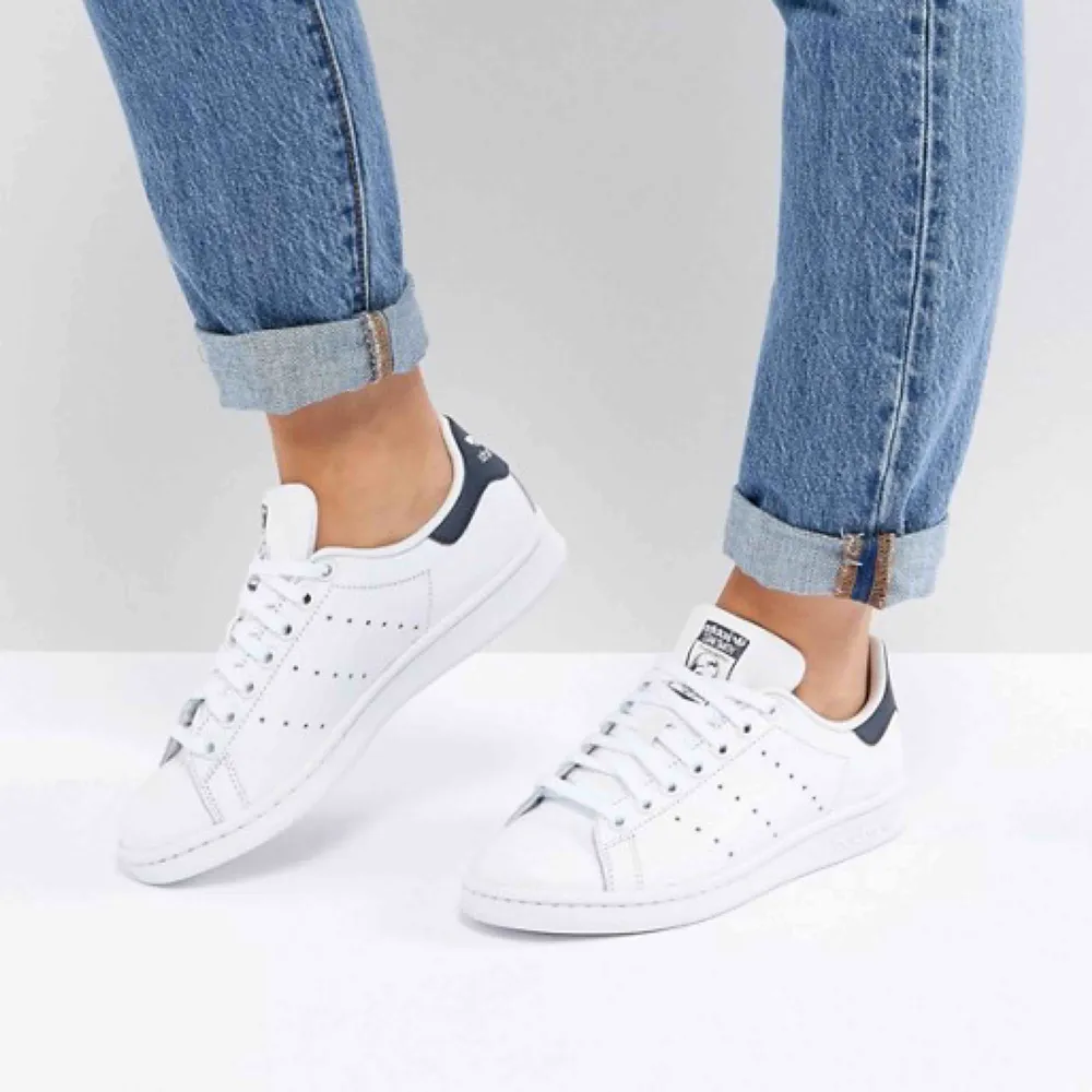 Sneakers från Adidas, ”Stan Smith” med mörkblåa detaljer. Storlek 39 (dam).  Lite slitningar av användning men ändå i bra skick!   Kan mötas upp i Umeå, annars tillkommer frakt <3. Skor.