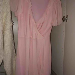  - Finaste Rosa urringade vollangklänninhen från nakd! Ganska genomskinlig🍒