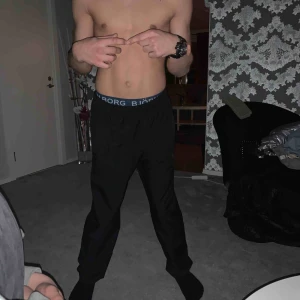  - Säljer dessa Nike byxor jättefina men är lite blyg så skriv gärna i kommentarerna ist för privat! Jättebra skick och sånt osäker på str vill ej göra bort mig. Även ny på denna app