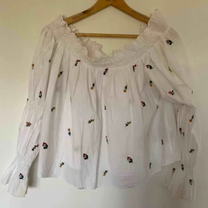  - Fin off-shoulder blus med broderade blommor på från Zara. Storlek L, men passar även större då den är väldigt stretchig. Skickas spårbart och fraktkostnad på 63kr tillkommer!💝