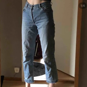  - Ljusblåa momjeans med cool detalj längst ner på byxorna, köpta på episoder i Köpenhamn 
