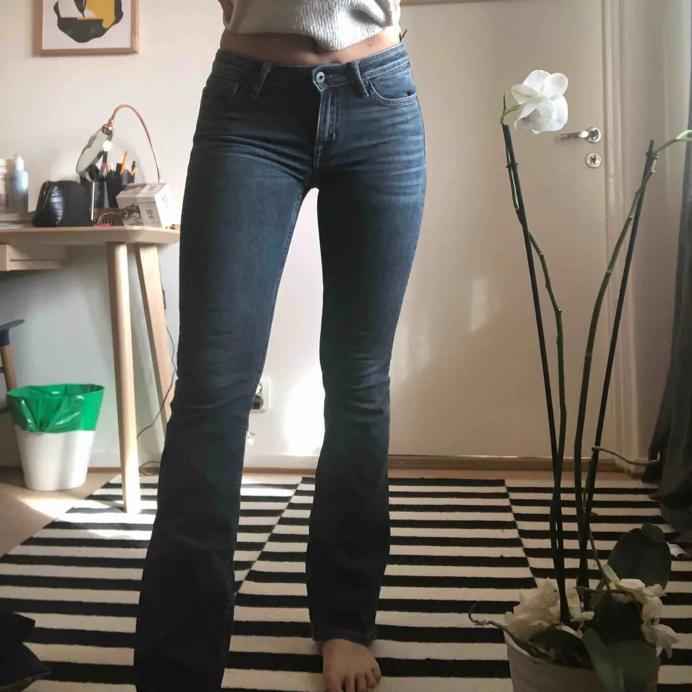 Perfekta bootcut jeans från crocker😍 hyfsat lågmidjade och stretchiga så dom sitter som en smäck! Säljer pga för små🥰 kan mötas upp i gbg annars står köparen för frakt 📦 ❤️. Jeans & Byxor.