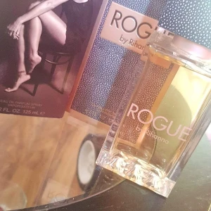 Rihana parfym  - Rihana parfym ny endast ett sprut taget. 