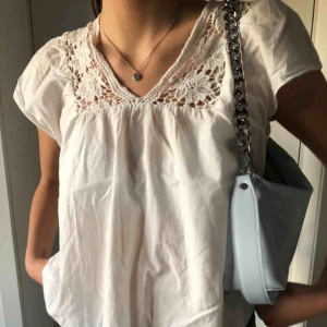  - Nu säljer vi denna supergulliga sommar blus med fina spetsdetaljer. Blusen är i väldigt fint skick och passar både XS/S. ☺️