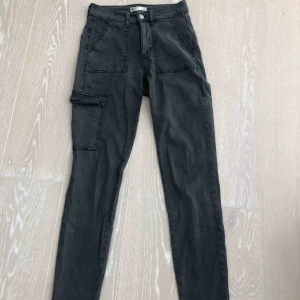  - SVIN COOLA cargopant från Gina Tricot i en grå/svart färg.  Snygga till så många tillfällen💛 Kram