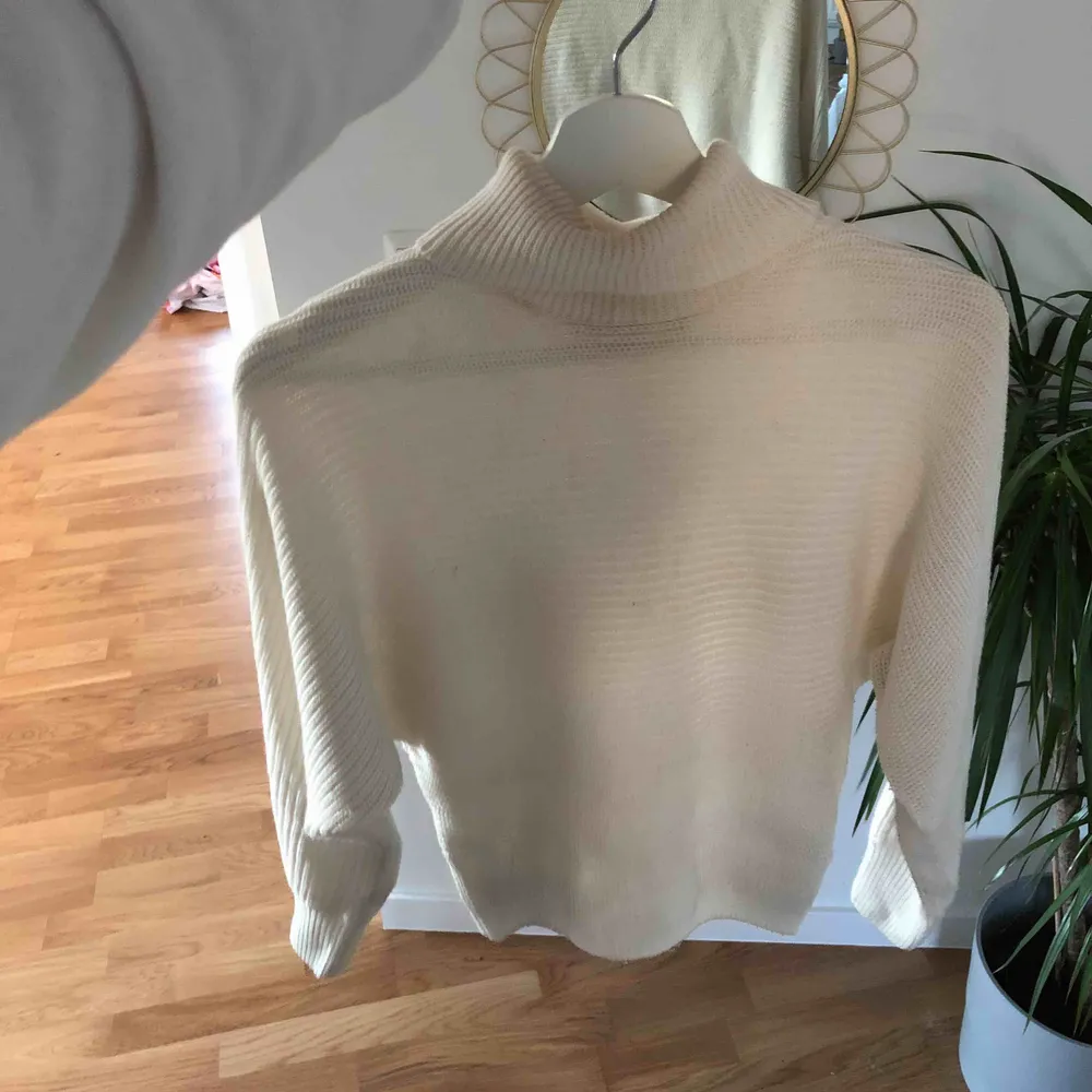 Säljer denna fina tröja från NAKD, bra skick! Ser ut som fläckar på tröjan men det är endast skuggor. Frakt tillkommer. Stickat.