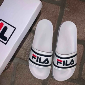  - Helt nya Fila tofflor, Aldrig använda. Storleken är slutsåld typ överallt