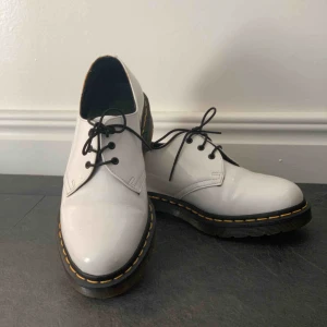  - Ett par välbevarade Dr.Martens som inte kommit till användning så mycket, använda ett fåtal gånger. Köpta i London i Dr.Martens butiken. Ordinarie Pris 1400kr  Frakten ingår i priset🥰