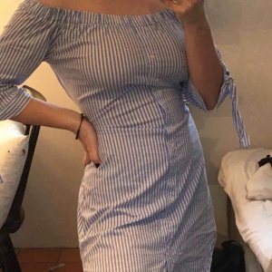  - Superfin randig klänning med speciella detaljer. Säljer då den ej kommer till användning💕