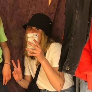  - Säljer denna svarta buckethat💕