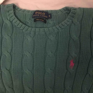  - Grön med rosa häst Knappt använd Storlek S  Mötes upp i gbg, majorna eller fraktar men köparen står då för frakten. Tar även swish och kontanter mm.