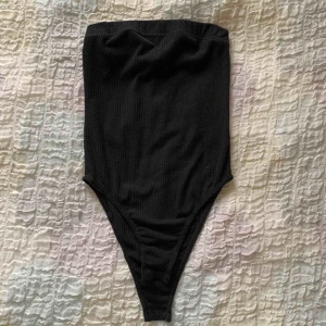  - Ärmlös body, hög trosa. Knappt använd. Frakt ingår i priset.