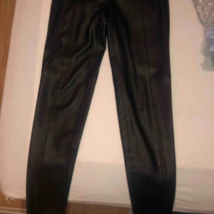  - Skit snygga skin byxor från Zara som sitter bra men dom har tyvärr blivit förkorta för mig. 