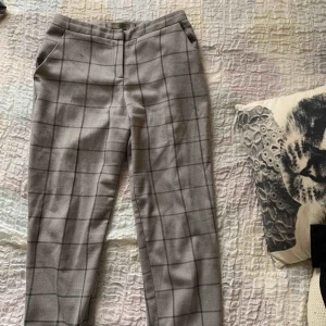  - Mina favoritbyxor har blivit för små 🥺 Frakt ingår i priset!! Liten fläck men syns knappt.