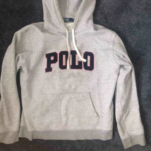  - Tröja från Polo Ralph Lauren i bra skick. En aningen stor i storleken så passar en som har s/m. Hör gärna av dig vid funderingar 